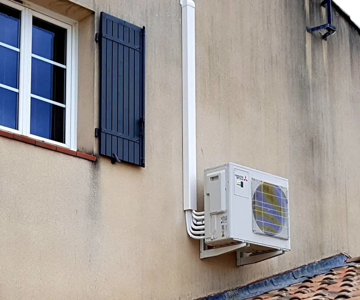 Climatisation console installée en façade de maison à Bègles