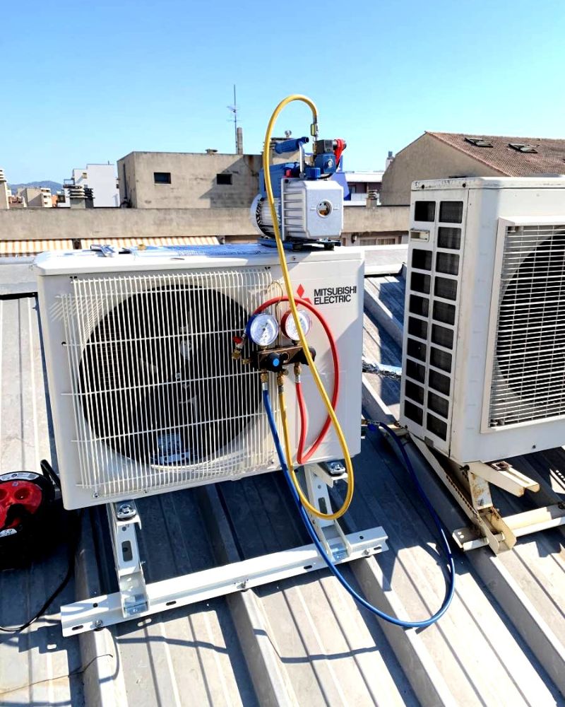 Groupe extérieur Mitsubishi Electric alimentant des cassettes plafonnières