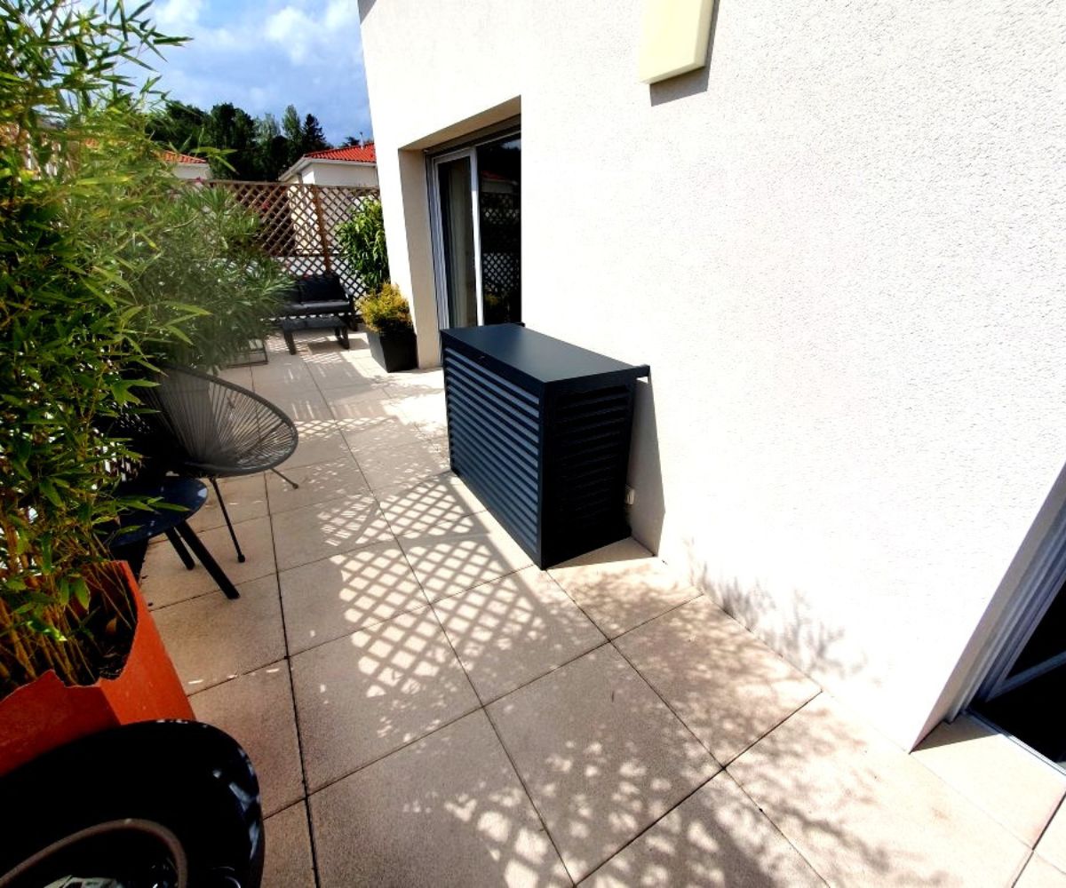 Climatiseur Panasonic avec cache au sol dans une maison proche Blanquefort