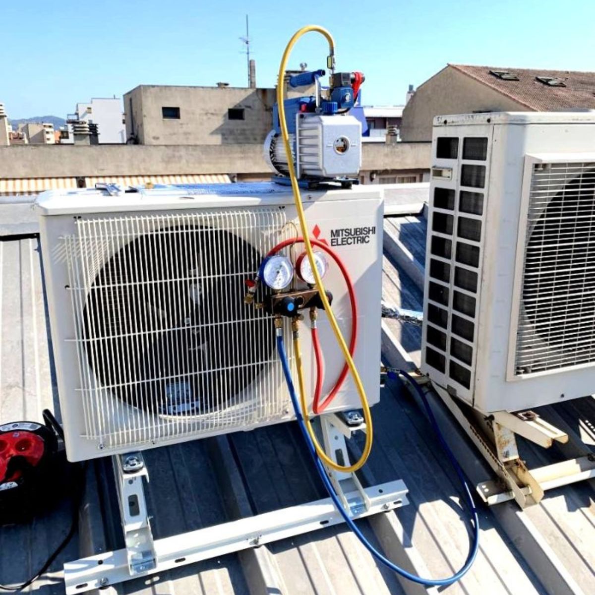 Technicien Proclim installant un multisplit sur toiture bordelaise
