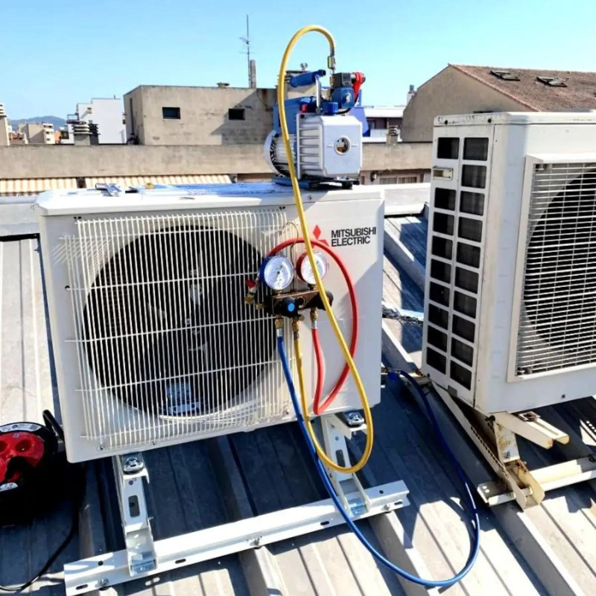 Technicien Proclim installant un groupe VRV en toiture à Bordeaux
