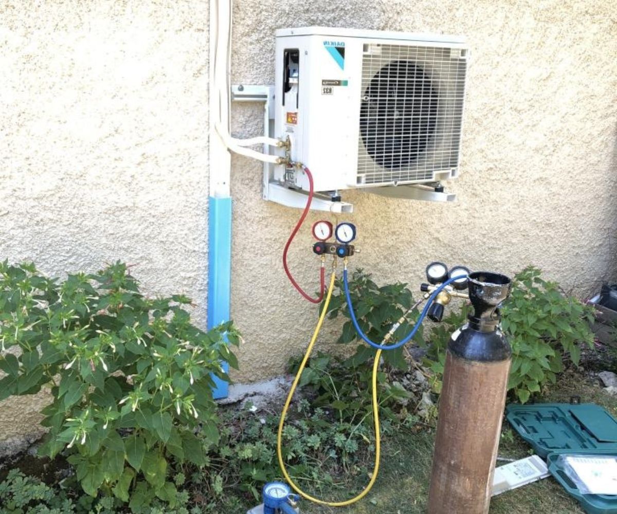 Pose de climatisation Daikin en façade dans une cour proche Saint-André-de-Cubzac